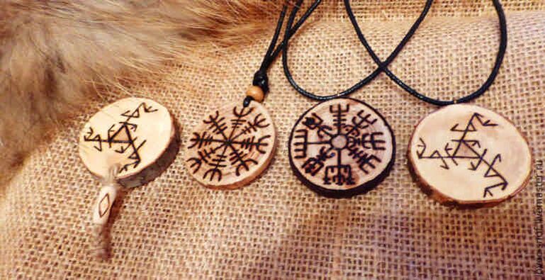 Pendentif avec des runes comme talismans de réussite