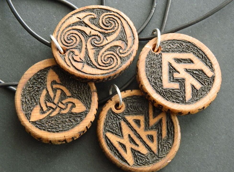 Pendentif avec runes comme porte-bonheur