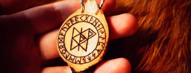 Runes sur l'amulette de la chance